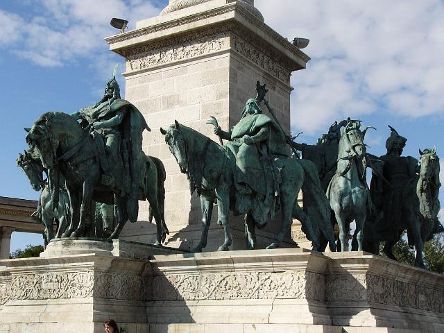 P1050457.JPG - Heroes' square